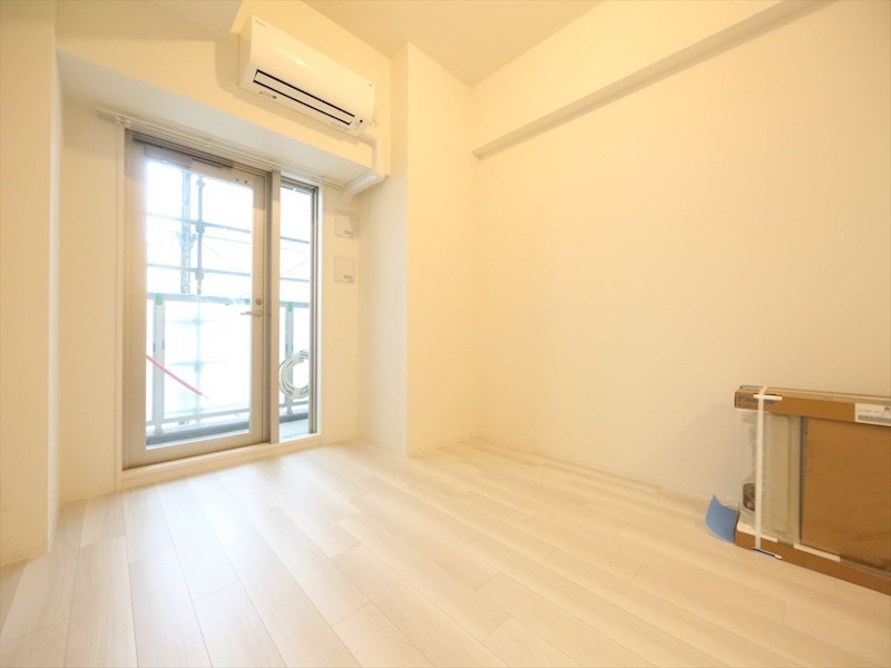 バルコニー　洋室7.6帖　エアコン完備　バルコニー