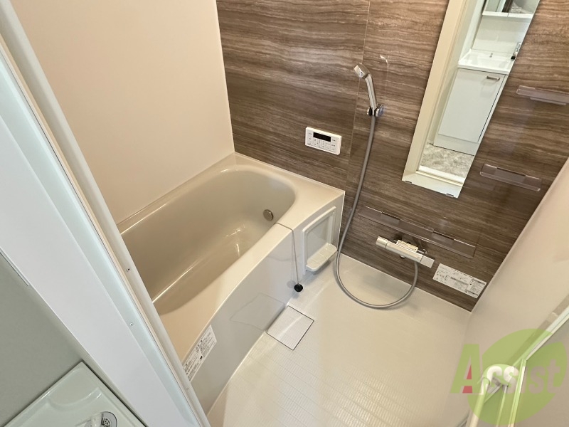 バス・シャワールーム　落ち着いたデザインの浴室。ゆったりできそうです。