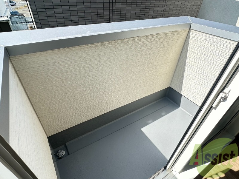 バルコニー　こちらがバルコニーです。洗濯物は外にも中にも干せます。