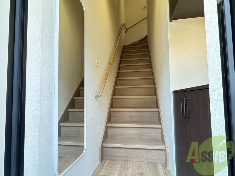 玄関　玄関から撮影しました。明るい印象ですね。