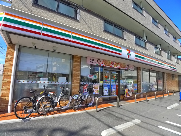 コンビニ　セブンイレブン（コンビニ）まで210m