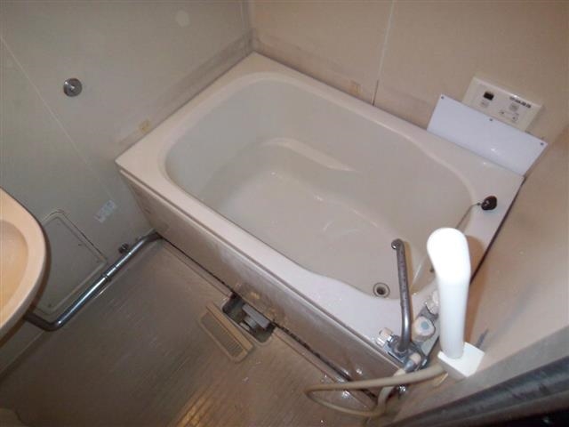 バス・シャワールーム　広い浴槽、給湯器交換３年前
