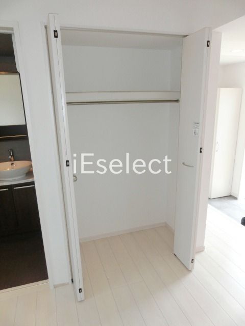 収納　クローゼット付きの洋室