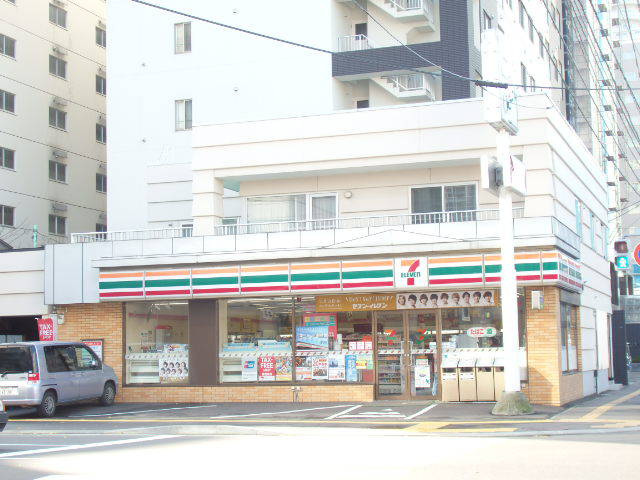 コンビニ　セブンイレブン（コンビニ）まで680m