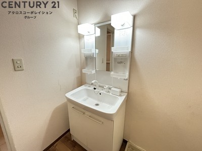 洗面設備　アメニティ収納棚ありの独立洗面台です！