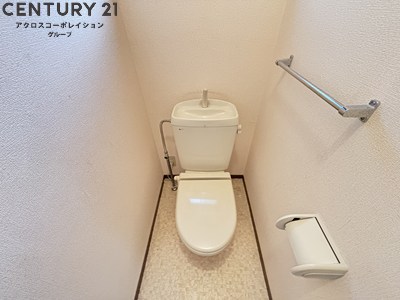 トイレ　手すり付きで広々としたトイレです☆