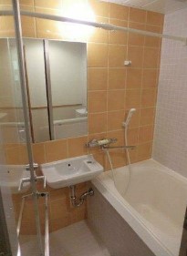 バス・シャワールーム　浴室乾燥機付きバス。