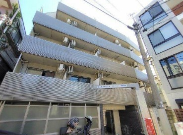 建物外観　鉄筋コンクリート造のがっちりとした建物。