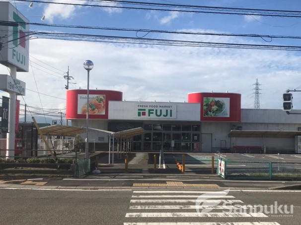 スーパー　フジ高岡店（スーパー）まで581m