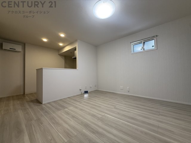 居室・リビング　エアコン・照明付きの13帖のリビングです♪