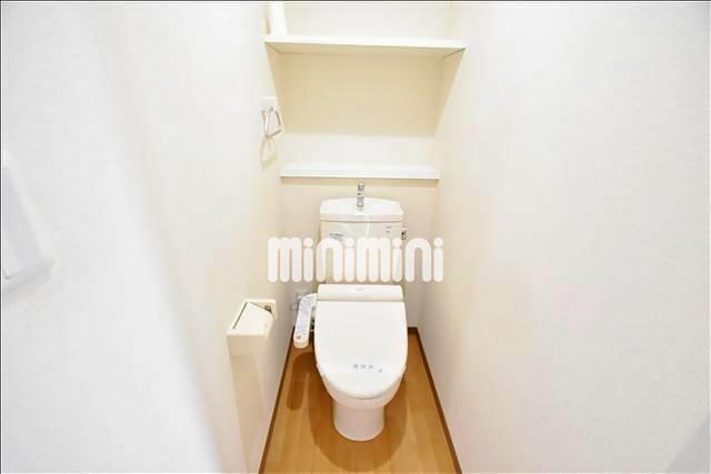 トイレ　嬉しい温水洗浄便座付のトイレです