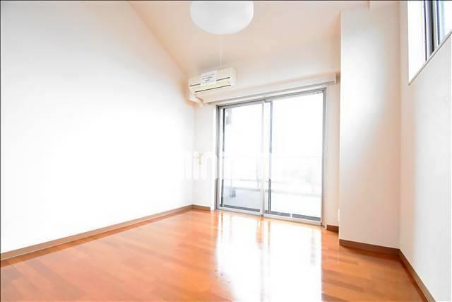 居室・リビング　明るい日差しが入り込むお部屋です