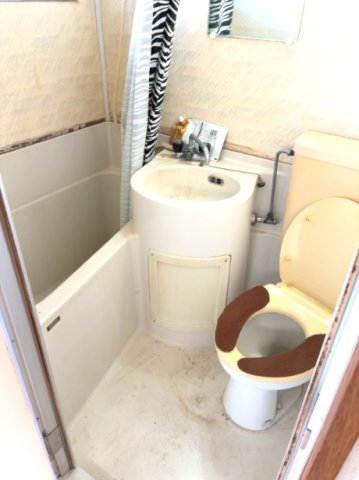 バス・シャワールーム　クリーニング前の写真です