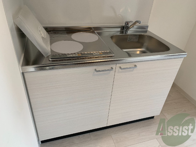 キッチン　嬉しいシステムキッチンです。コンロが付いているので便利ですよ