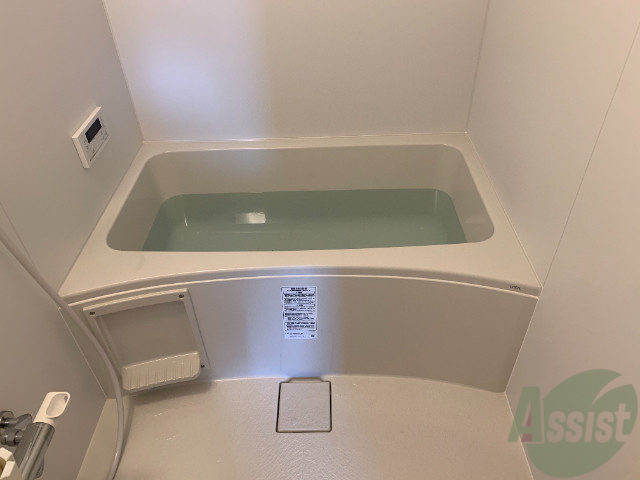 バス・シャワールーム　広いので足を伸ばしてゆっくりと浸かることができるお風呂です。