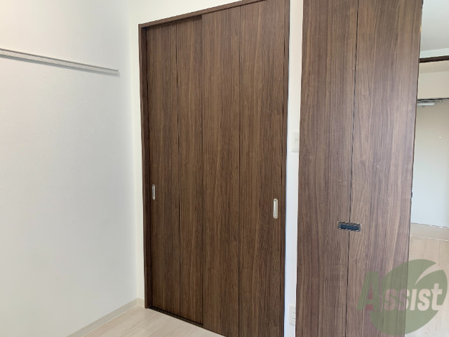 収納　縦に大きいのでコートも問題なく入る広さの収納ですよ。