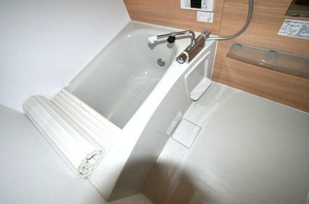 バス・シャワールーム　清潔感のあるバスルームです。