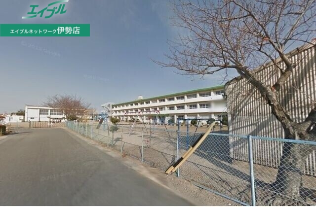 小学校　伊勢市立みなと小学校（小学校）まで785m