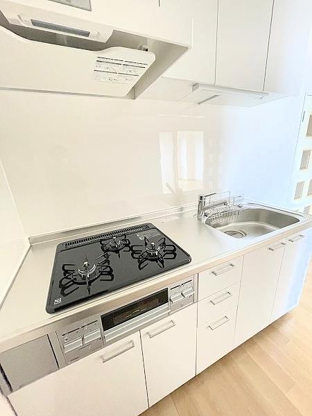 キッチン　システムキッチン・グリル付き3口ガスコンロ