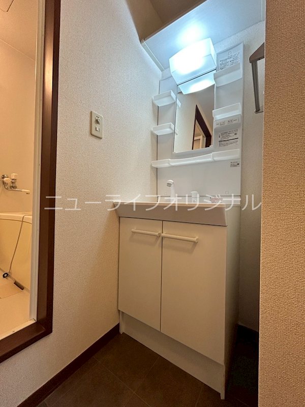 洗面設備　シャワーノズル付で身支度も、洗面台回りのお掃除もラクチン。