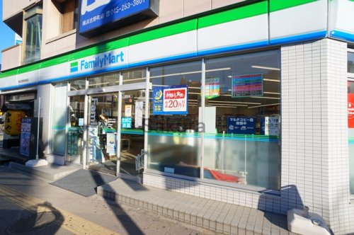 コンビニ　ファミリーマート横浜吉野町駅前店（コンビニ）まで129m