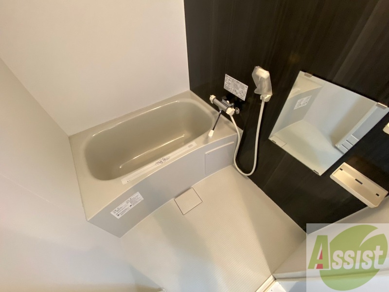 バス・シャワールーム　バスルームは狭すぎず、シャワーも浴びやすそうです。