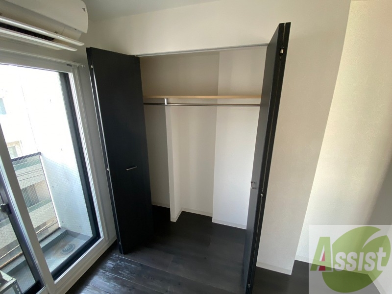 収納　クローゼットを開けてみました。奥行きがありますね。