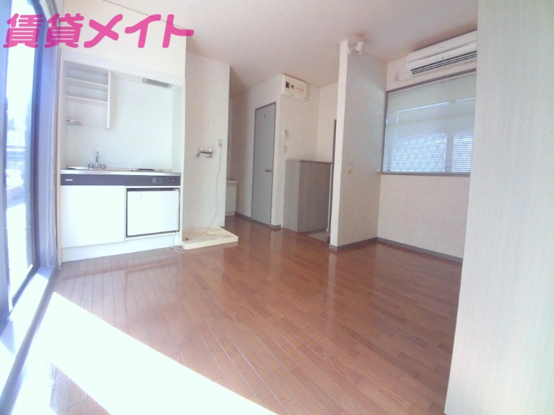 居室・リビング　同物件別室写真