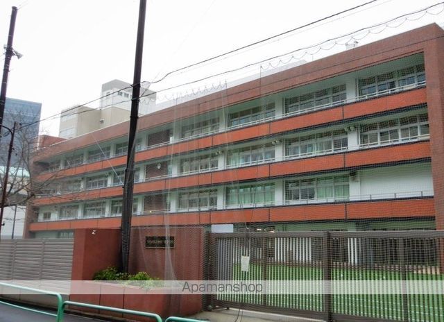 中学校　千代田区立神田一橋中学校（中学校）まで357m