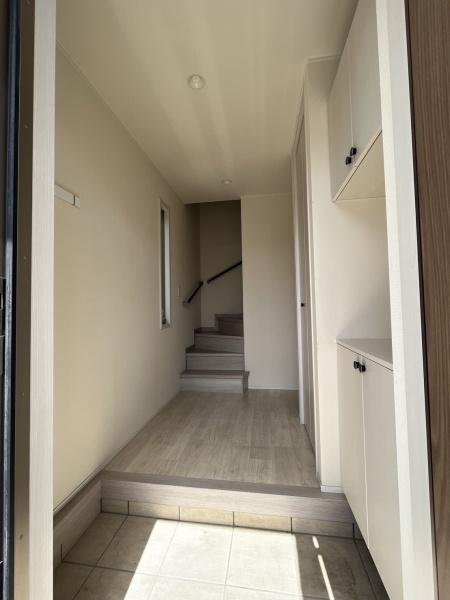 玄関　広々した玄関ホール