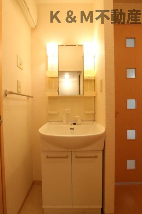 洗面設備　明るい洗面所です