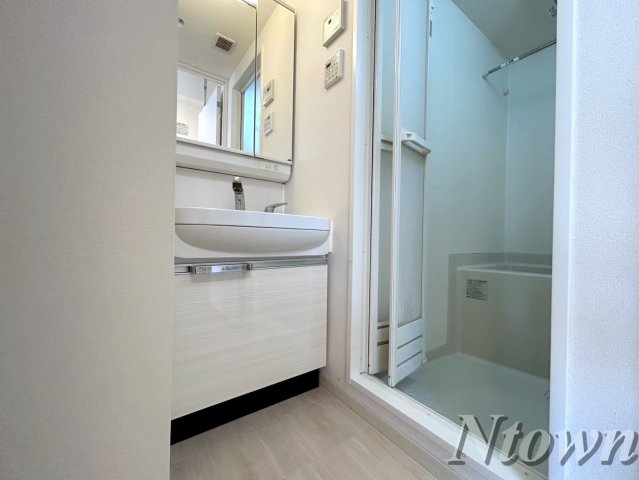 洗面設備　明るい洗面所です