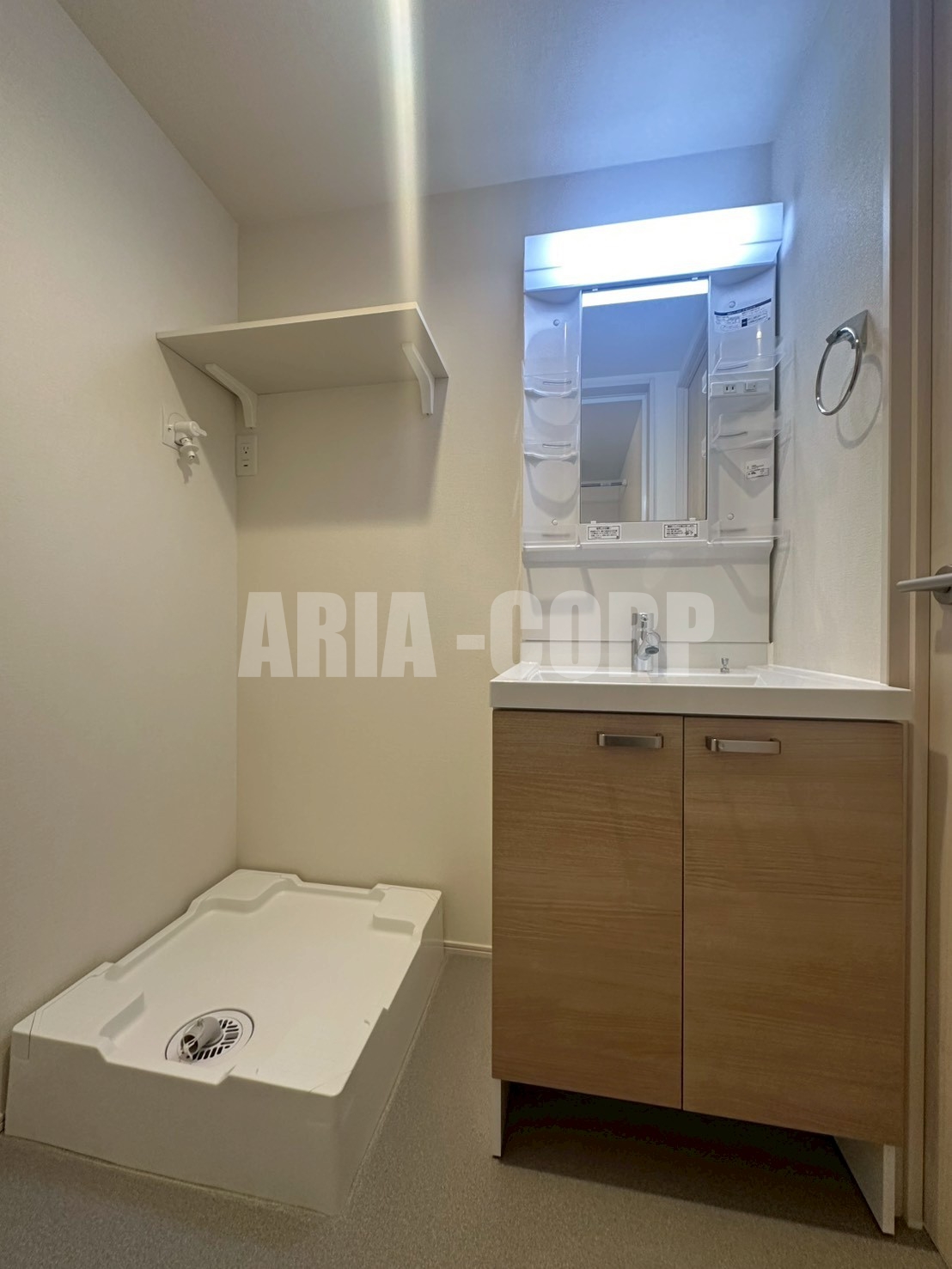 洗面設備　独立洗面台、シャワーヘッドタイプで洗髪や手入れに◎です