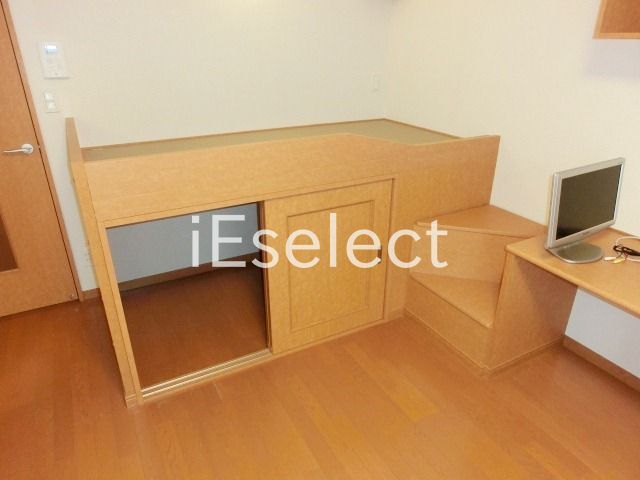 その他部屋・スペース　備え付けベット付きです。