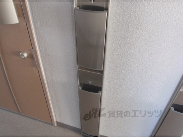 玄関　新聞受け、傘立て