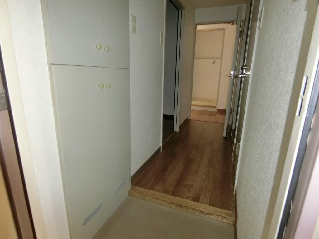 玄関　下駄箱収納スペース。室内中廊下有り。