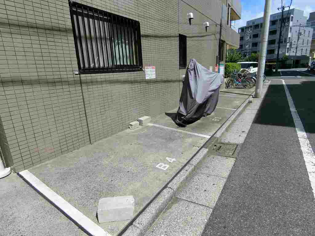 その他共有部分　バイク置場３３００円　駐車場２３０００円