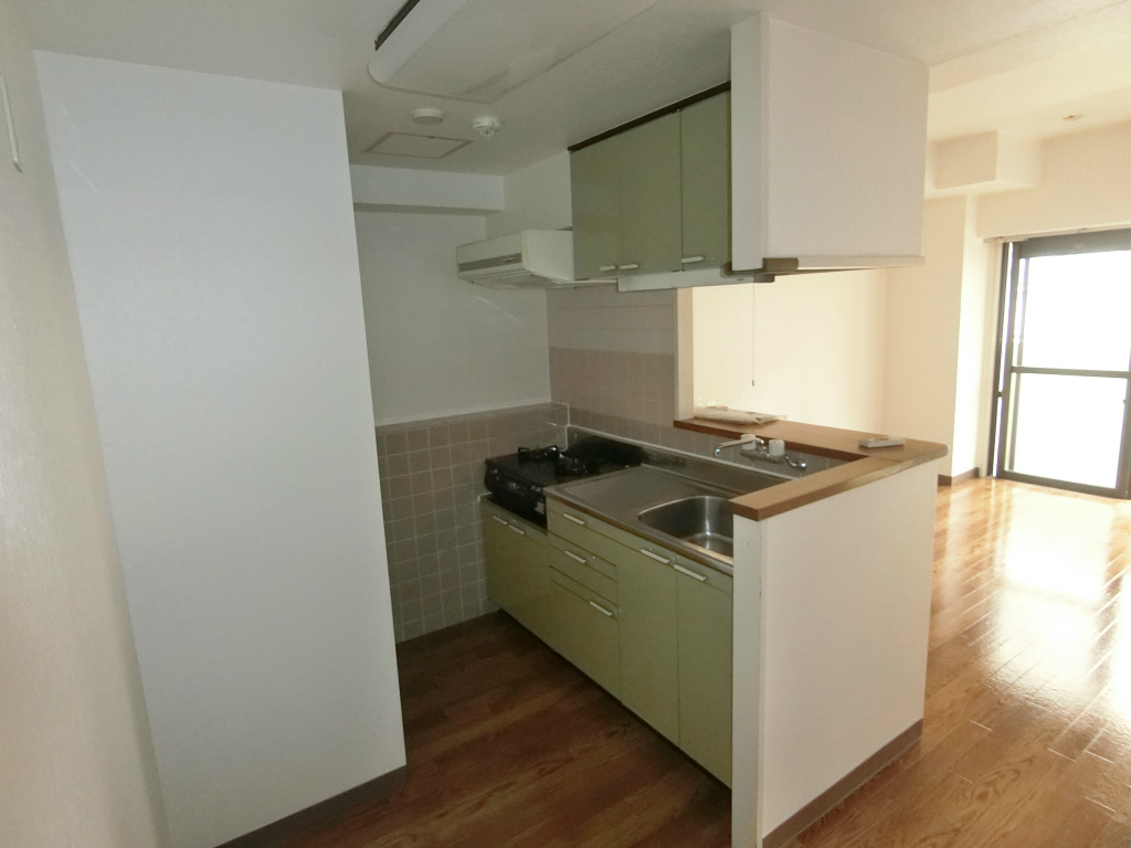 キッチン　冷蔵庫置場。２口コンロ設置済み