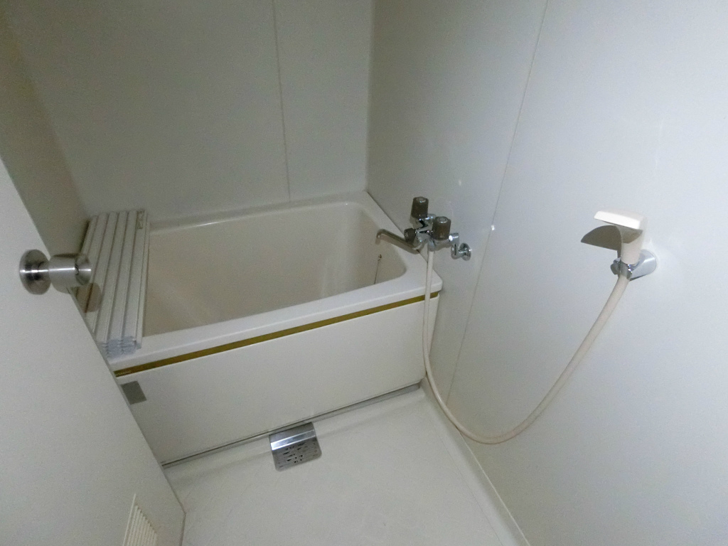 バス・シャワールーム　人気の追い焚き給湯バス。