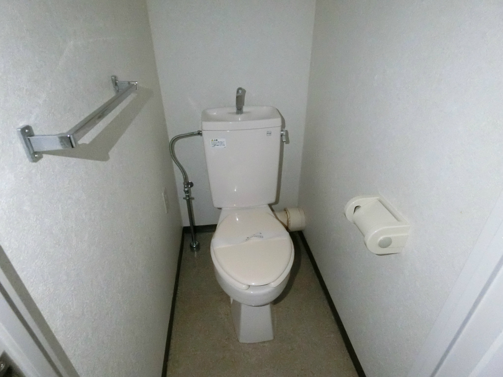 トイレ　トイレ内コンセント有り。