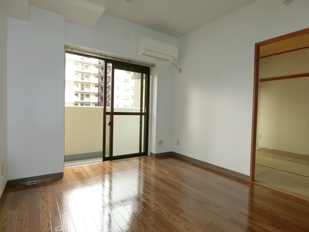 居室・リビング　南向き陽当り良好な室内　エアコン付