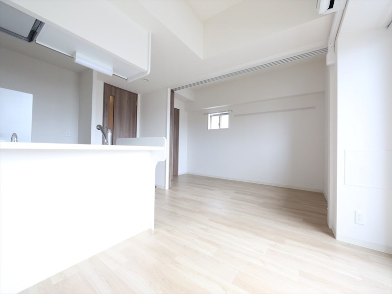 居室・リビング　ＬＤＫ8.7帖　洋室6帖　南面バルコニー　エアコン付