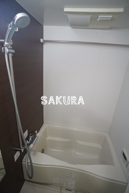 バス・シャワールーム　嬉しい追い焚き・浴室乾燥機付きです♪