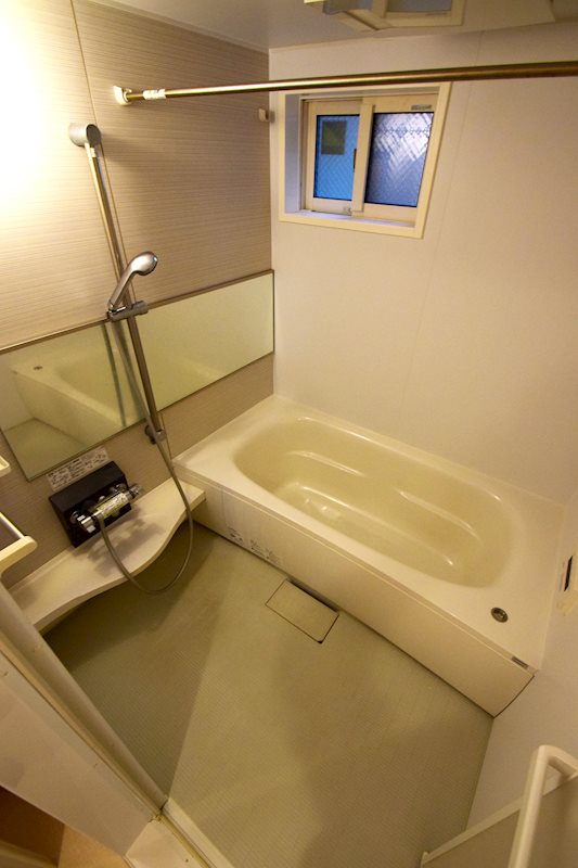 バス・シャワールーム　一坪風呂でゆったり入浴出来ますよ☆