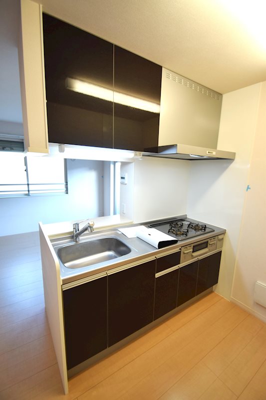 キッチン　３口コンロ・グリル付きです☆