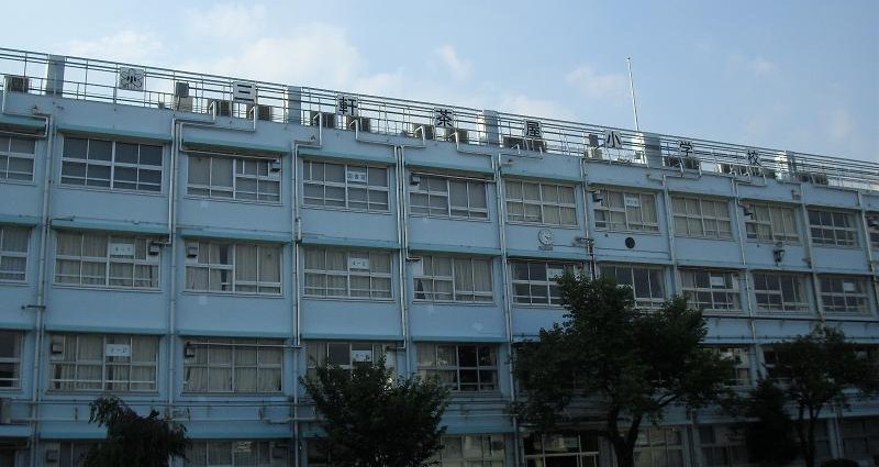 小学校　世田谷区立三軒茶屋小学校（小学校）まで469m