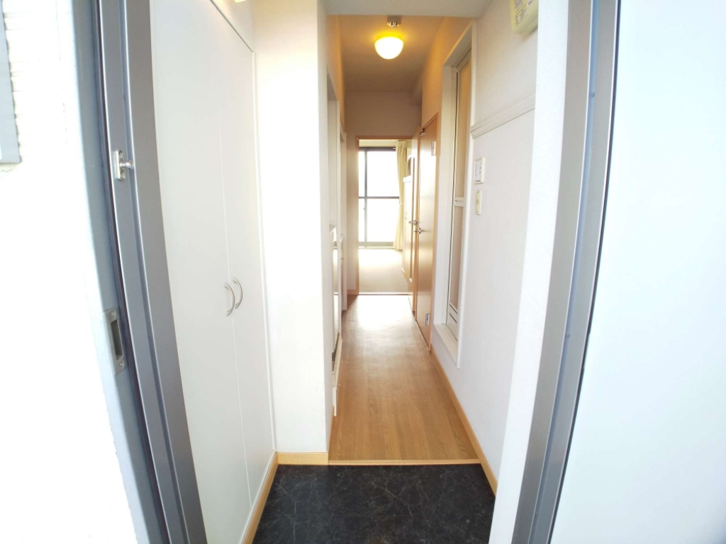 玄関　玄関ドアは防犯サムターン設置