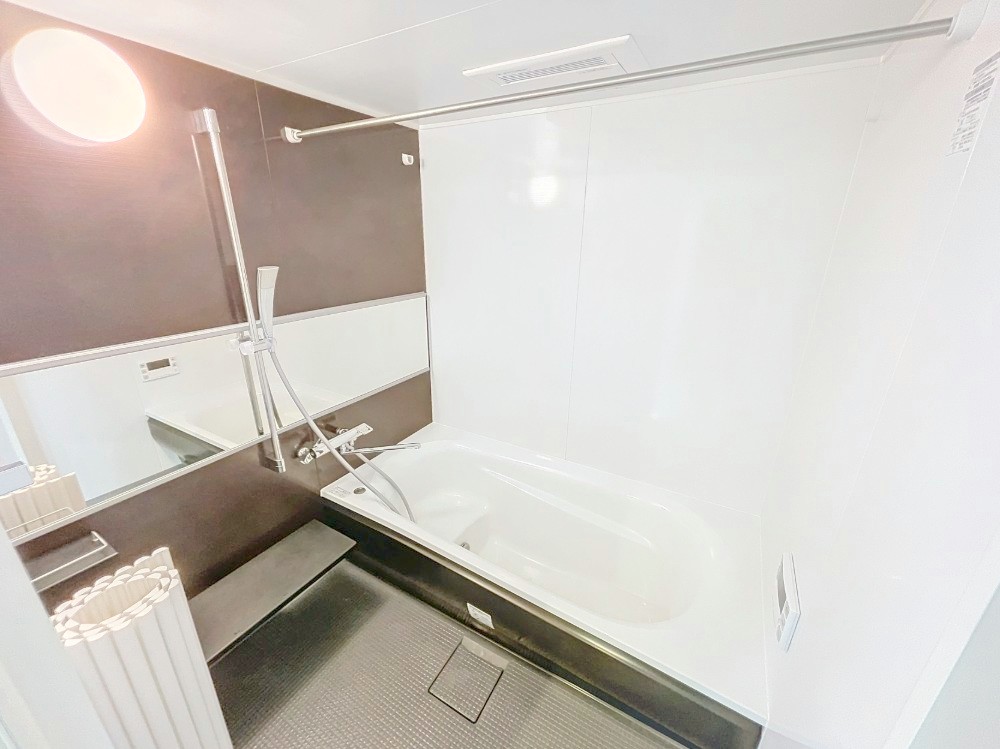 バス・シャワールーム　窓付きのゆったりとしたお風呂です♪