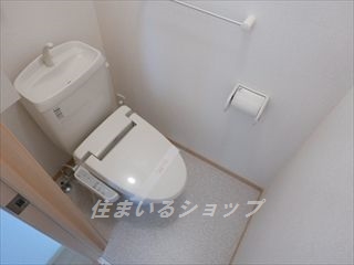 トイレ　シャワートイレ・収納棚あり