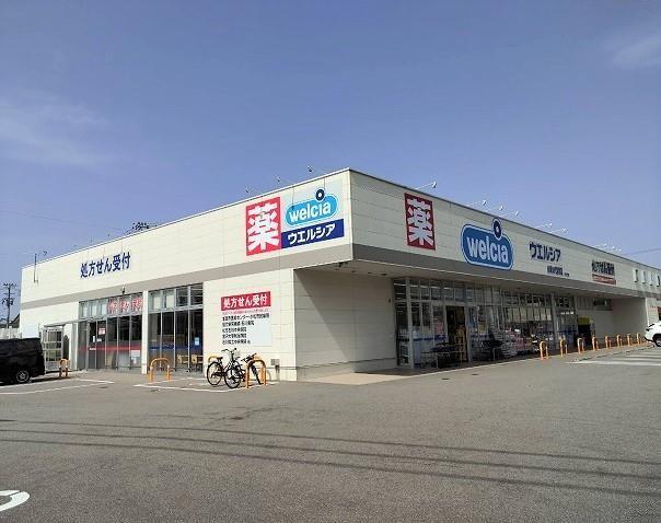 ドラックストア　ウエルシア加賀山代温泉店（ドラッグストア）まで489m